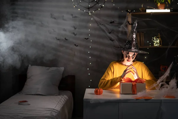 Menina Halloween Com Maquiagem Palhaço Sentado Mesa Quarto Escuro Segurando — Fotografia de Stock