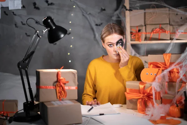 Aplicando Tóner Chica Limpieza Cara Con Almohadilla Blanca Halloween Maquillaje — Foto de Stock