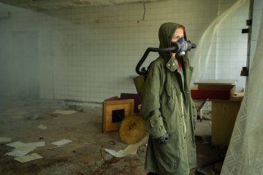 Kıyametten kurtulan gaz maskeli bir kadının portresi. Atmosferik kirlilik, insan sağlığı kavramına etki ediyor.