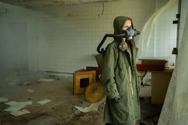 Retrato Sobreviviente Femenina Post Apocalipsis Máscara Gas Contaminación Atmosférica Influencia — Foto de Stock