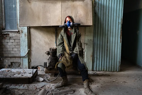 Sobreviviente Femenina Post Apocalíptica Con Máscara Gas Sentada Edificio Ruinas — Foto de Stock
