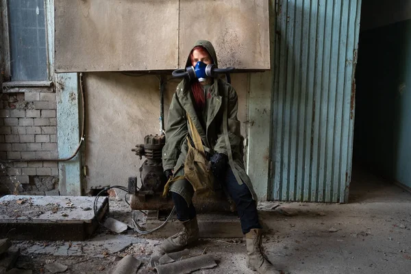 Post Apocalyptic Female Survivor Gas Mask Destroyed Building Background Copy — Stock Photo, Image