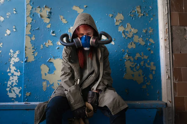 Survivante Après Apocalypse Avec Masque Gaz Catastrophe Environnementale Concept Pollution — Photo