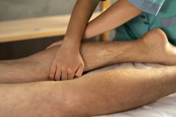 Spor Masajı Genç Bir Erkek Atletin Bacaklarına Masaj Yapan Fizyoterapist — Stok fotoğraf