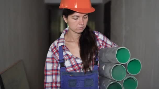 Trabalhadora Construção Feminina Carregando Tubo Pvc Água Trabalhando Canteiro Obras — Vídeo de Stock