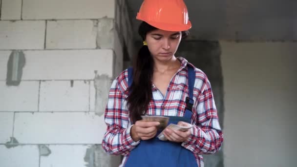 Mulher Construtora Contando Dinheiro Dentro Casa Engeneer Civil Caucasiano Uniforme — Vídeo de Stock