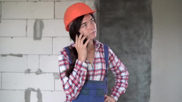 Construtor Feminino Capacete Segurança Chamando Smartphone Escritório Local Construção Arquitetura — Vídeo de Stock