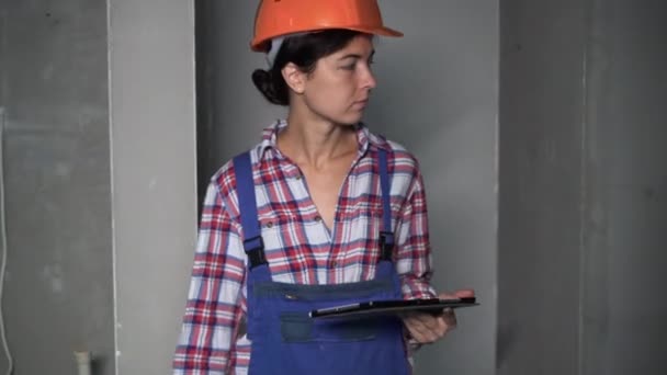 Ung Kvindelig Civil Engeneer Arbejdstager Projektleder Med Tablet Indendørs Byggeplads – Stock-video