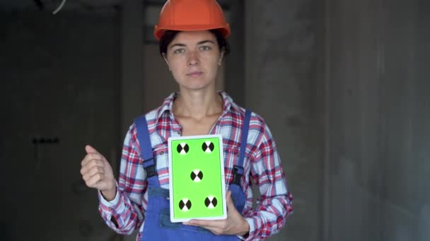 Mujer Capataz Trabajando Sitio Construcción Usando Tableta Digital Constructora Femenina — Vídeo de stock