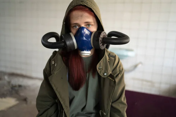 Sobreviviente Femenina Post Apocalipsis Mujer Con Máscara Gas Cerca Retrato —  Fotos de Stock