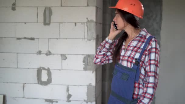 Construtor Feminino Capacete Segurança Chamando Smartphone Escritório Local Construção Arquitetura — Vídeo de Stock