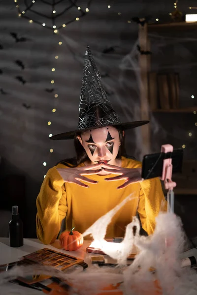 Heks Meisje Halloween Blogger Opnemen Video Voor Blog Live Uitgezonden — Stockfoto