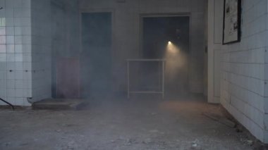 Zehirli duman bulutları içinde koruyucu gaz maskesi takan kıyamet sonrası hayatta kalan kadın. Terk edilmiş binada el feneri kullanan bir kadın sapık. Kadın kurtulan. Apokaliptik dünya.