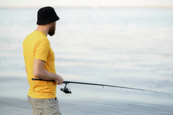 Rybaření Mladý Muž Sportovní Rybí Prut Pro Rekreaci Letní Den — Stock fotografie