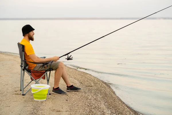 Millennial Hombre Pesca Sentado Silla Lago Finlandia Verano Pesca Recreativa — Foto de Stock