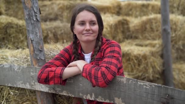 Mujer Agricultora Camisa Cuadros Sonriendo Felizmente Paca Paja Aire Libre — Vídeos de Stock