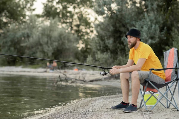 Hombre Adulto Pescando Desde Orilla Cerca Casa Campo Lago Finlandia — Foto de Stock