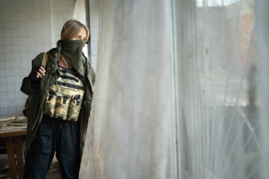 Kıyametten kurtulan bandana maskeli bir kadının portresi. Atmosferik kirlilik, insan sağlığı kavramına etki ediyor.