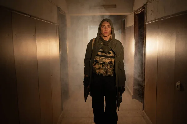 Valiente Soldado Mujer Caminando Edificio Abandonado Post Apocalíptico Contaminado Con — Foto de Stock