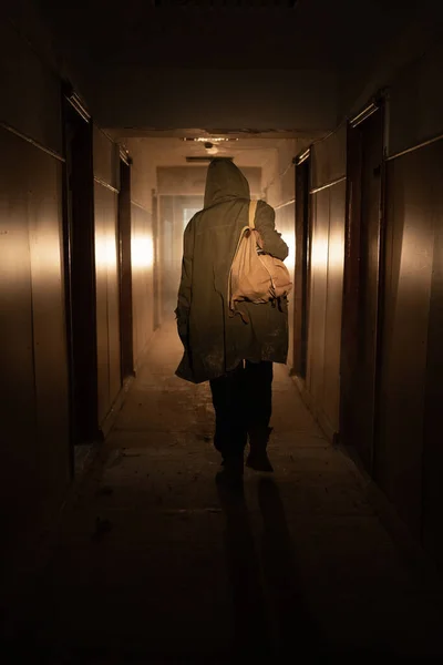 Soldado Valiente Caminando Edificio Abandonado Post Apocalíptico Contaminado Con Smog — Foto de Stock