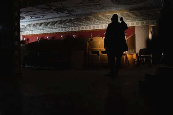 Hombre Cuarto Oscuro Abandonado Usando Linterna Tipo Inspecciona Una Habitación —  Fotos de Stock