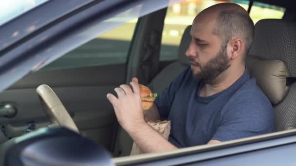 운전하는 운전중에 햄버거를 있어요 불건전 패스트푸드 길거리 음식의 여행하는 — 비디오
