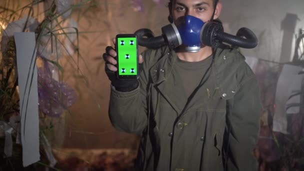 Muž Plynové Masce Držící Smartphone Klíčem Chroma Prázdnou Obrazovkou Nebo — Stock video