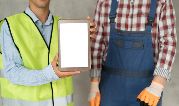 Tablet Ordenador Con Una Pantalla Blanco Manos Ingeniero Constructor Sitio — Foto de Stock