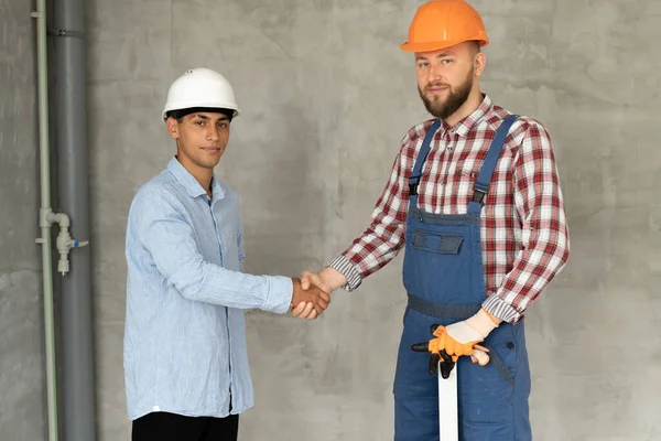 Contratante Cliente Apertando Mãos Com Construtor Equipe Local Renovação Parceria — Fotografia de Stock