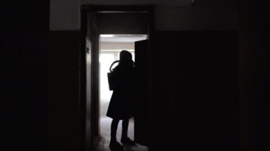 Gaz maskeli bir kadın geceleyin terk edilmiş bir binada yürüyor. Çevresel bir felaketten kurtulan tek kişi. Radyasyon kirliliği, zehirli çevre. Yalnızlık kavramı.