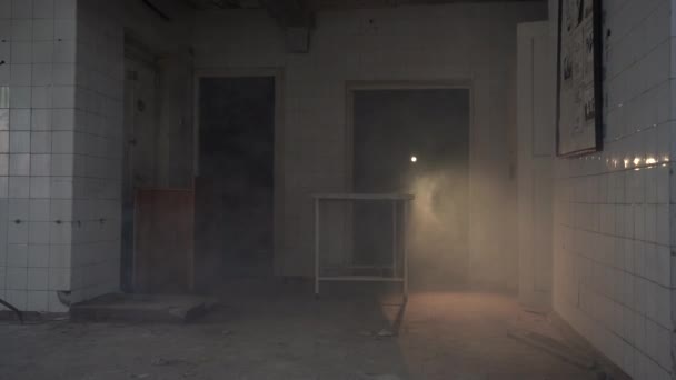 Apokaliptycznym Ocalałej Kobiety Masce Ochronnej Gazu Chmurach Toksycznego Dymu Prześladowczyni — Wideo stockowe
