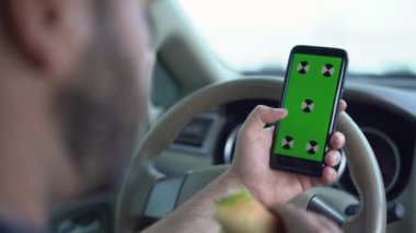 Arabasında boş yeşil ekran olan kroma tuşlu cep telefonu. Baş parmağınla sağa kaydır. Model dokunmatik ekran. Yeşil akıllı telefon ekranı. Kapat.