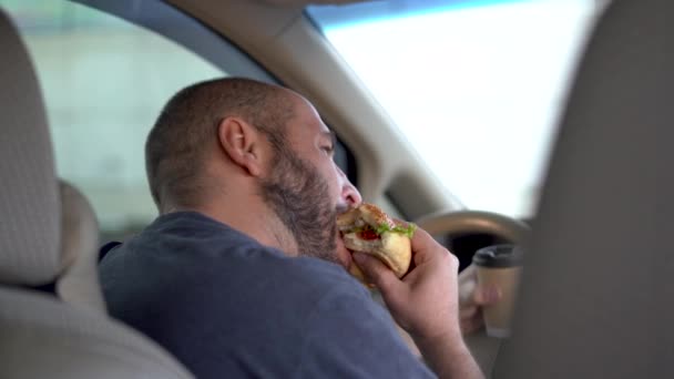 Fast Food Yiyen Araba Kullanırken Kahve Içen Ciddi Yorgun Bir — Stok video
