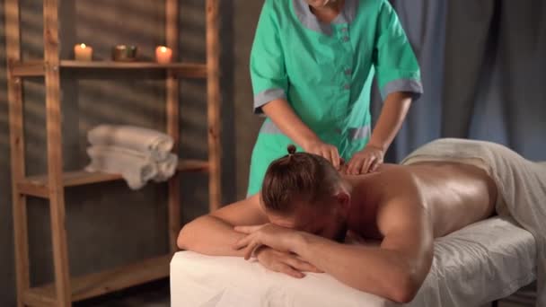 Giovanotto Che Massaggiare Schiena Una Massaggiatrice Professionista Massaggio Rilassante Nel — Video Stock