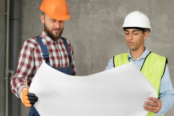 Männlicher Architekt Und Bauarbeiter Untersucht Bauplan Hausbau Auf Bauplan Arbeit — Stockfoto