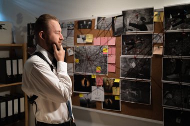 Polis, soruşturma kurulundaki suç bilgilerini analiz ediyor. Geceleri ofiste çalışan bir profesyonel. Boşluğu kopyala