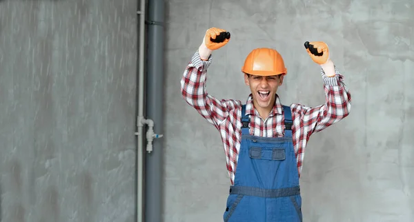 Foto Eines Glücklichen Positiven Jungen Mannes Bauarbeiter Helm Posiert Isoliert — Stockfoto