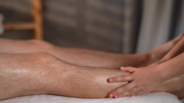 Fisioterapeuta Fazendo Massagem Panturrilha Para Seu Paciente Consultório Médico Jovem — Vídeo de Stock