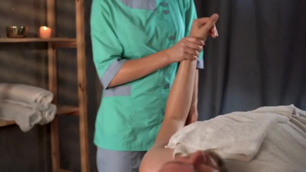 Masaż Dłoni Białym Ręcznikiem Salon Spa Piękno Odpoczynek Przyjemność Opieka — Wideo stockowe