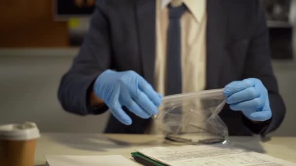 Handen Van Een Detective Blauwe Handschoenen Die Bewijsmateriaal Een Tas — Stockvideo