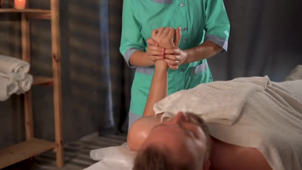 Snygg Man Njuta Arm Massage Spa Erfarna Kaukasiska Spa Arbetare — Stockvideo