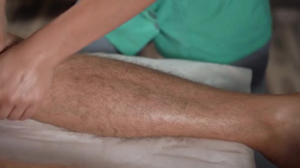 Massage Trötta Muskler Närbild Massage Terapeut Massera Hår Manliga Ben — Stockvideo