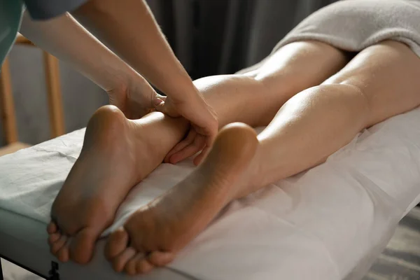 Güzellik Salonunda Ayak Bacak Masajı Yaptıran Genç Bir Kadın Yakın — Stok fotoğraf