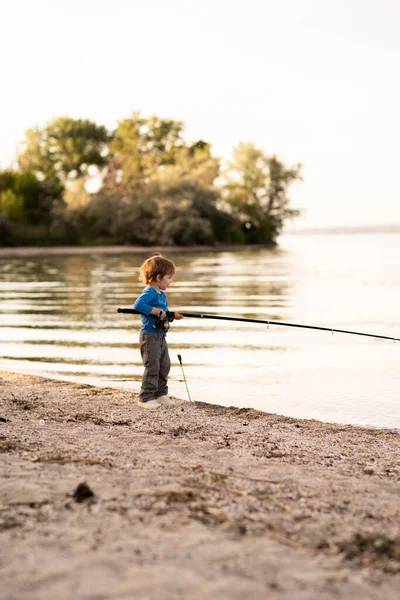 Niño Aprendiendo Pescar Sosteniendo Una Caña Pescar Lago Bebé Tirando — Foto de Stock