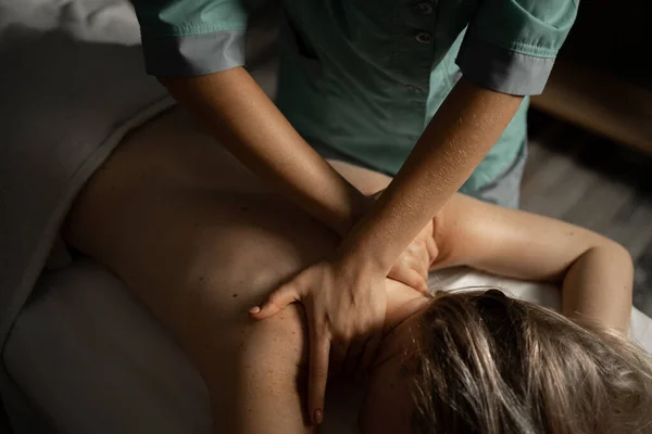Een Vrouw Die Haar Lichaam Masseert Spa Salon Ontspannende Rugmassage — Stockfoto
