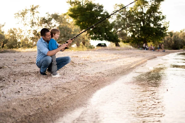 Joven Padre Pequeño Hijo Pescando Juntos Lago Concepto Ocio Familiar — Foto de Stock