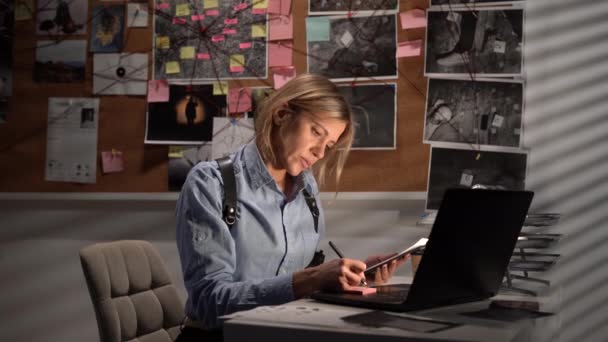 Irodájában Dolgozó Nyomozó Laptopot Használ Nyomozó Bizonyítékokat Dolgoz Fel Irodában — Stock videók