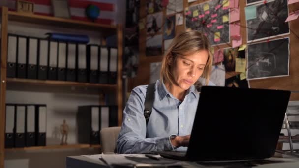 Detektivarbeit Schreibtisch Ihrem Büro Asservatentafel Zum Hintergrund Kriminalfall — Stockvideo