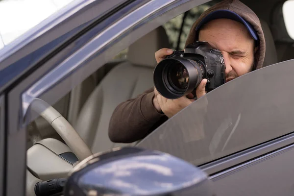 Частный Детектив Сидящий Внутри Автомобиля Фотографирующийся Профессиональной Камерой Slr Крупным — стоковое фото
