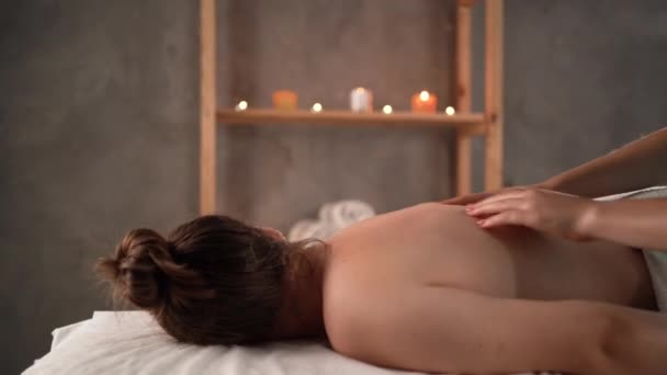 Thai Massagetherapie Junge Frau Genießt Eine Massage Wellnessbereich Entspannungs Verwöhn — Stockvideo
